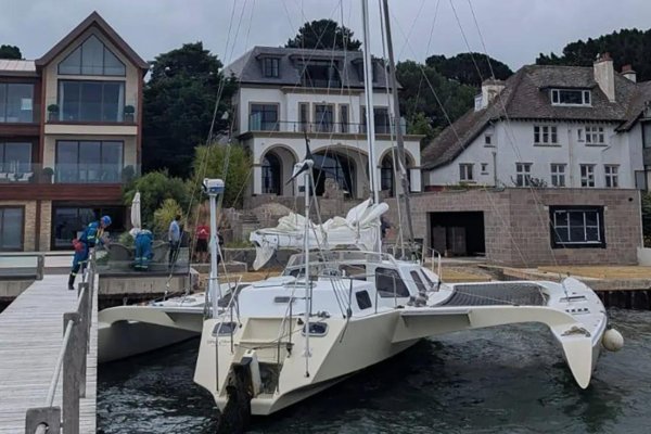 长江配资 太阳报：雷德克纳普的豪宅花园被强风刮来一艘15米的帆船